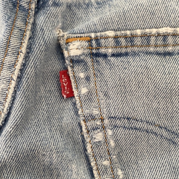Levis 501 light wash blue jean shorts - Picture 5 of 7